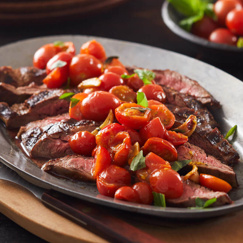 Arrachera Con Tomates NatureSweet® Glorys® y Ajos Confitados
