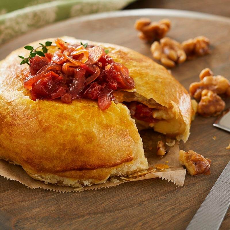 Queso Camembert Horneado con Chutney Dulce y Picante con Tomates Glorys® y Nueces Confitadas